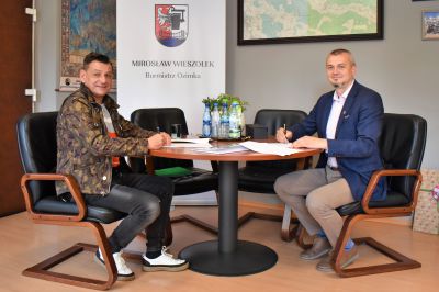 Podpisano umowę na remonty dr&oacute;g gruntowych